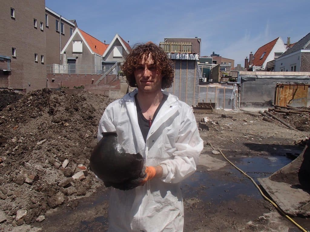 Uit beide overstromingslagen kwam zelfs een vrijwel complete kogelpot. Niels Tuinman in 2015.