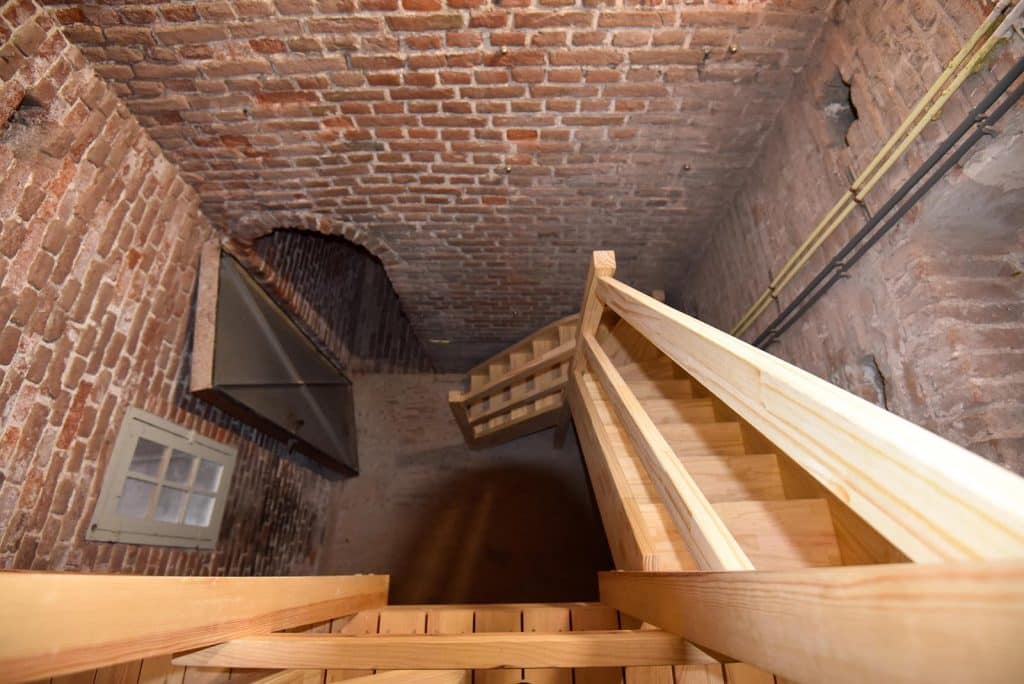 De gemeente maakte een nieuw strevig trappenstelsel voor de beklimming van de toren. Grote Kerk Schermerhorn. Foto Janny Boerema.