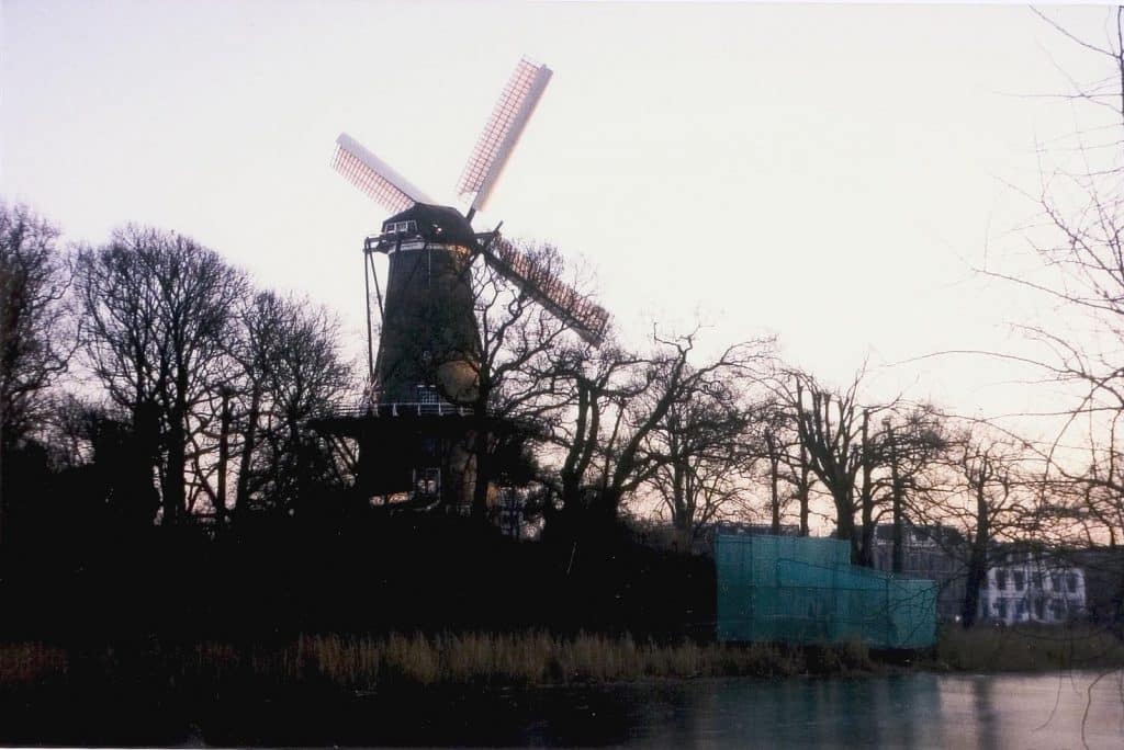 De Molen van Piet op het Bolwerk in Alkmaar. De Singelgarage is in aanbouw. Circa 2000. Foto J Elsinga.