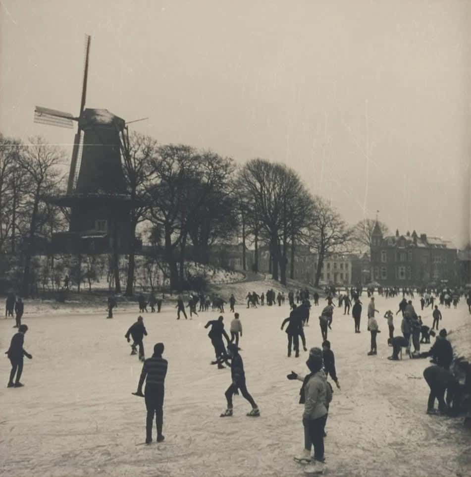 IJsvermaak op de bevroren singel in 1977. Met op de achtergrond het Kennemerbolwerk met molen de Groot. In de volksmond de Molen van Piet.