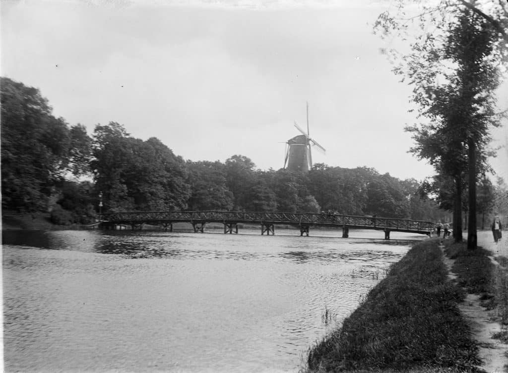 Zicht op de Singel, met de Kneppelbrug en de Molen van Piet. Glasnegatief uit circa 1919. Foto F Quené.