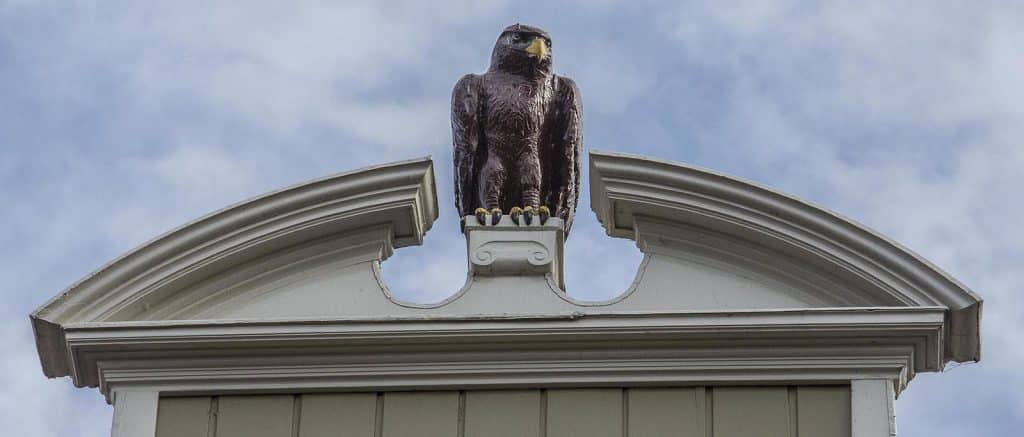 Het huis met de Arend komt aan zijn naam door de makelaar op het dak. De makelaar heeft de vorm van een Canadese arend. Foto uit 2017.