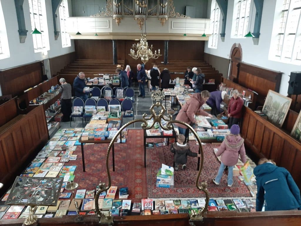 Boekenmarkt in 2023 in de Dorpskerk Grootschermer.