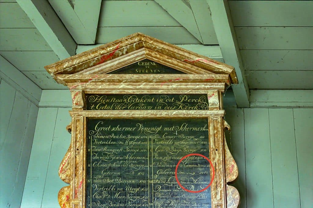 Bord met namen van dominees met rechts 2x de naam Van der Hammen