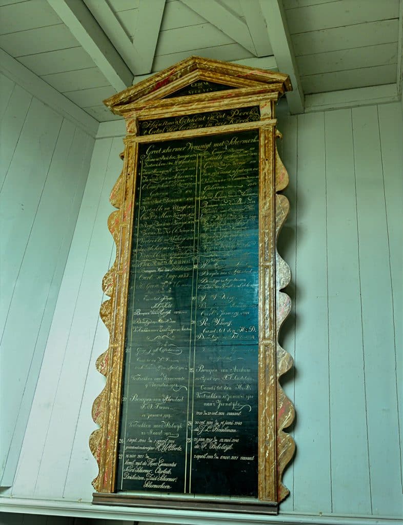 Bord met namen van dominees vanaf 1574 in de Dorpskerk Grootschermer. Dit bord komt uit het kerkje dat hier al eerder stond. Foto Studio ’t Zuidje