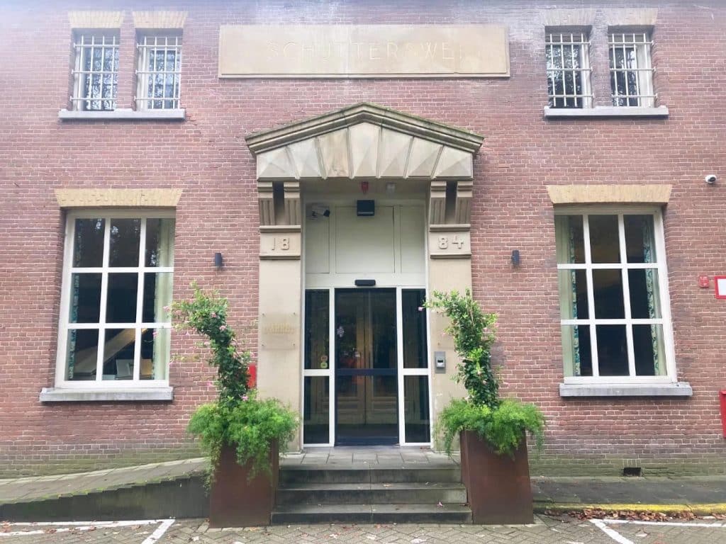Omlijsting van de hoofdentree van de voormalige gevangenis Schutterswei.