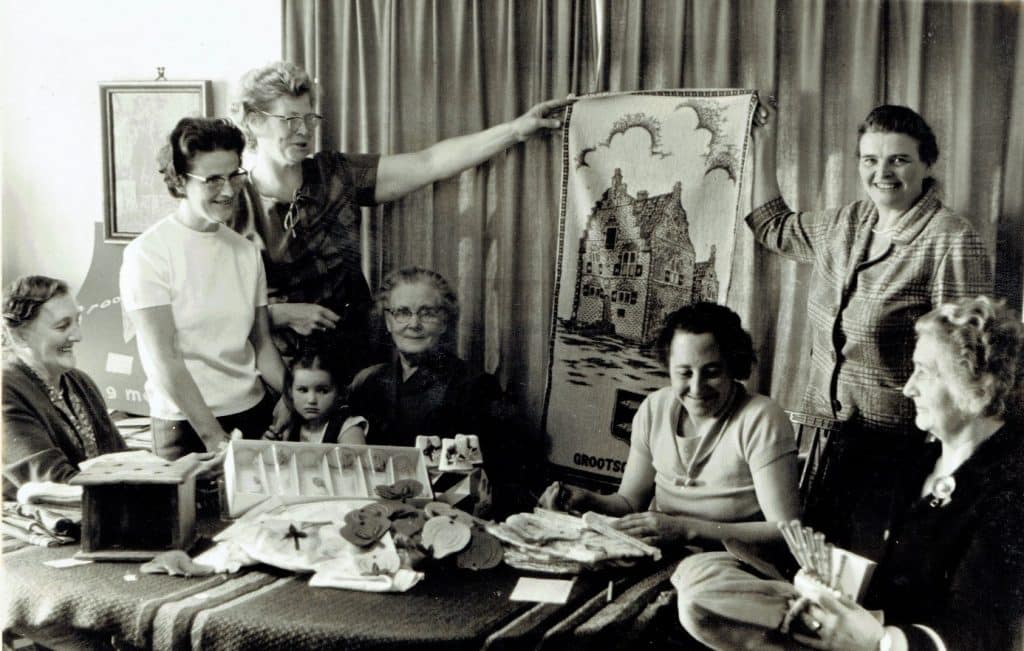Damescomitée van 1965 in de Dorpskerk Grootschermer.