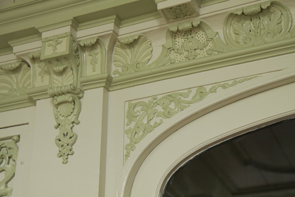 Detail houtsnijwerk van het Huis met de Arend in De Rijp. Gerestaureerd door Stefan Witteman en geschilderd door Arno Geerlings.