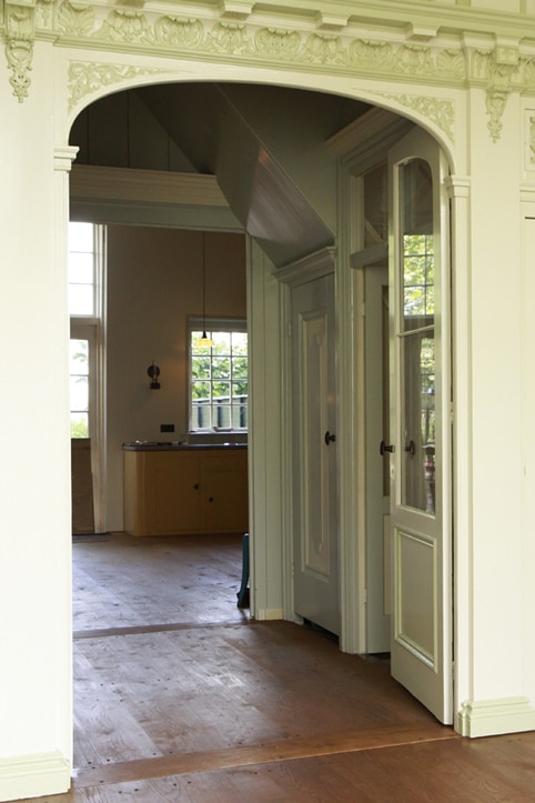 Gang naar de keuken in het Huis met de Arend in De Rijp. Gerestaureerd door Stefan Witteman en geschilderd door Arno Geerlings.