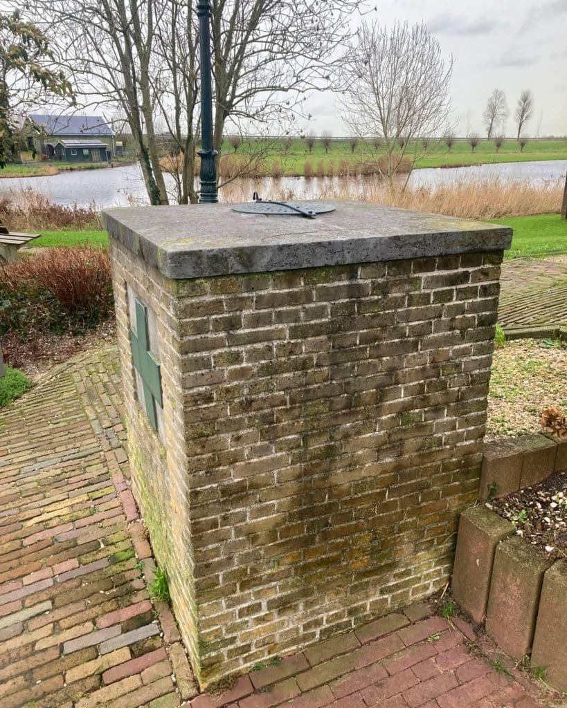 Vierkante gemetselde put die diende voor de gemeenschappelijke voorziening in drinkwater.