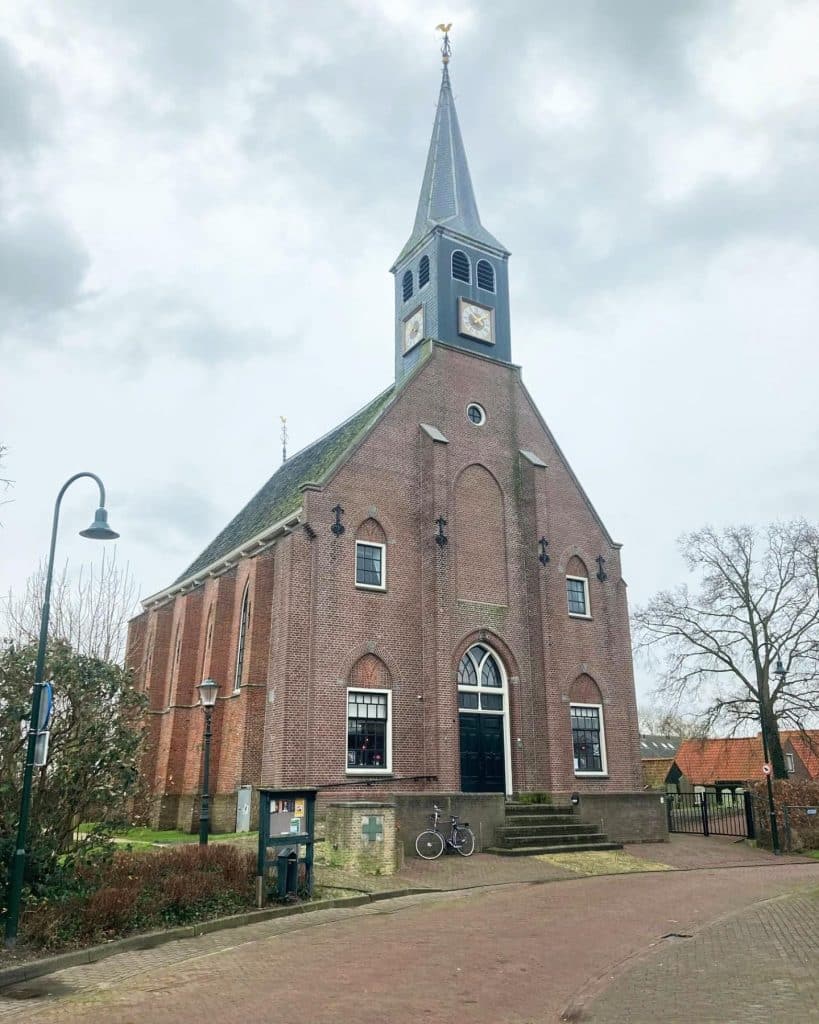 Aan het plein in West-Graftdijk, tussen de kerk en het aanplakbord staat een vierkante gemetselde put.
