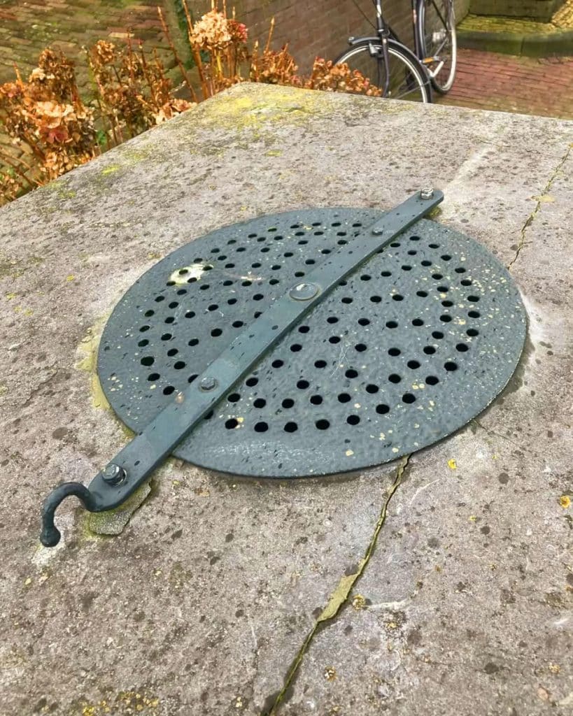 Gaatjesdeksel van de Graftdijker put. Een put die ooit diende voor de gemeenschappelijke voorziening in drinkwater.