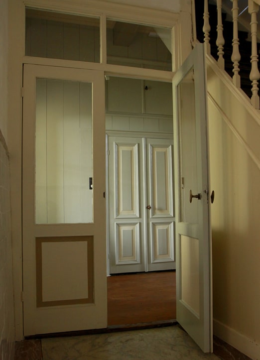 Hal met marmeren vloer in het Huis met de Arend in De Rijp. Gerestaureerd door Stefan Witteman en geschilderd door Arno Geerlings.