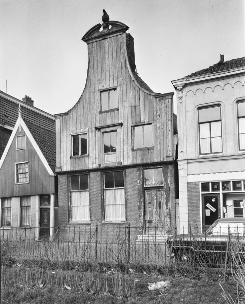 Huis met de Arend in De Rijp eind jaren vijftig in zeer slechte staat. Foto van de website van Stefan Witteman.