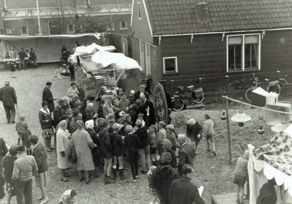 Markt in 1965. De opbrengst is voor de Dorpskerk in Grootschermer.