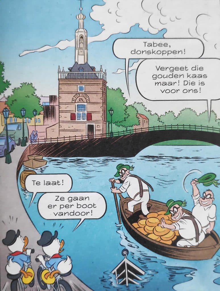 In nummer 17 van 2025 speelde Alkmaar een hoofdrol in het bekende weekblad Donald Duck. Hier varen de Zware Jongens in een boot vol kaas langs de Accijnstoren.