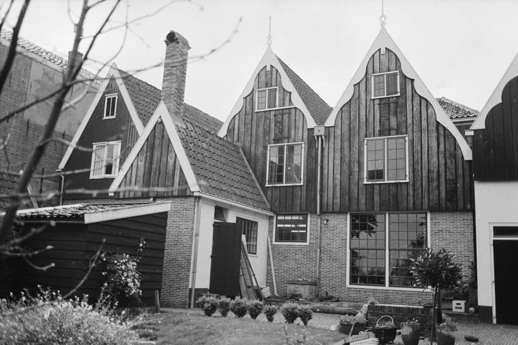 Achterzijde van het Huis met de Arend. Voordien zat hier het kantoor van drukkerij Van Raven. De laatste drukker heette Vink. Vink en Van Raven met daarnaast De Arend, een soort vogelbuurt dus.
