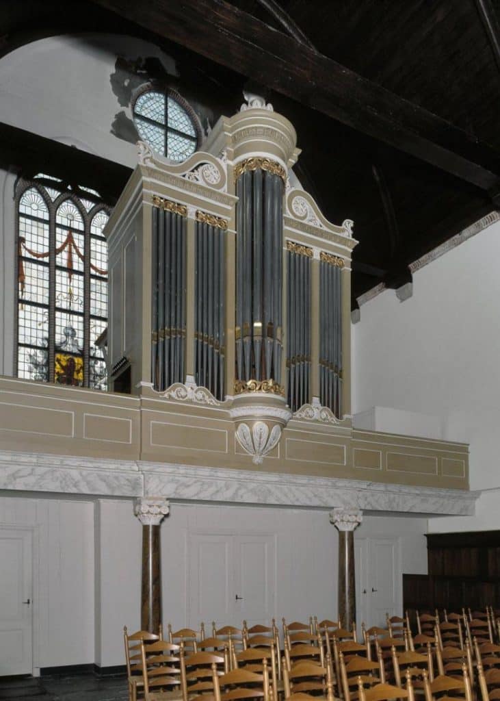 Het orgel van orgelbouwer Christian Gottlieb Friedrich Witte in de Grote Kerk De Rijp. Voordat de balkenlaag onder het orgel versterkt werd. Bron: Rijksdienst voor het Cultureel Erfgoed.