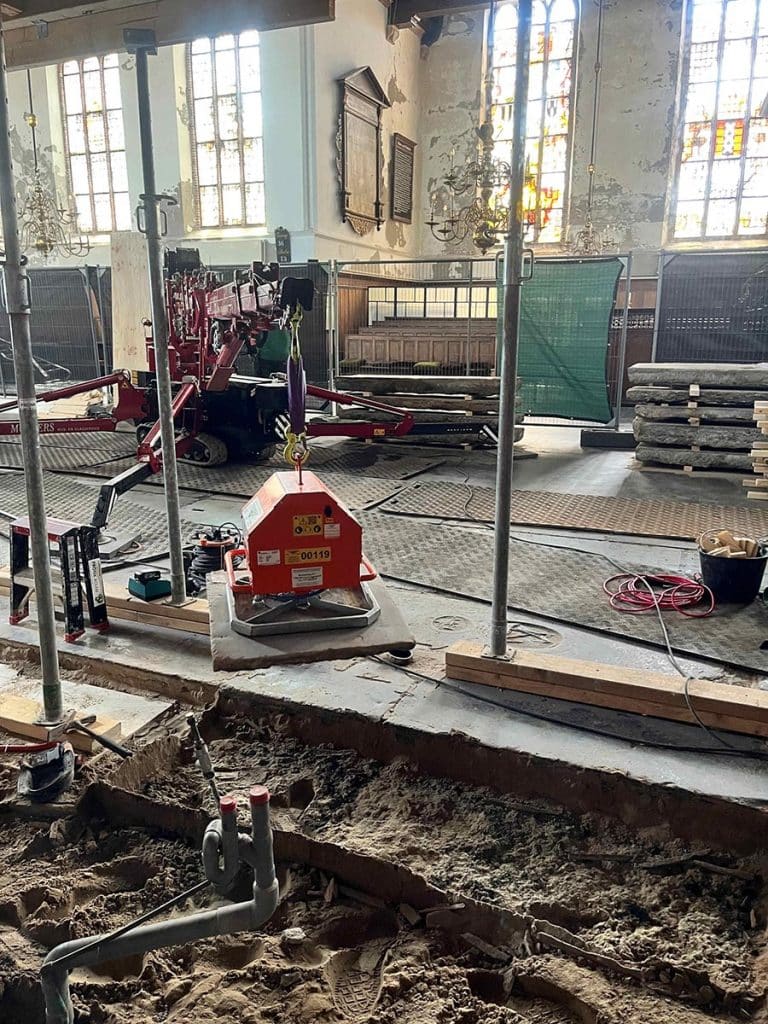 Grote Kerk De Rijp. De zerken worden met veel zorg gelicht en gestapeld opgeslagen tot het moment dat ze weer kunnen worden teruggeplaatst.
