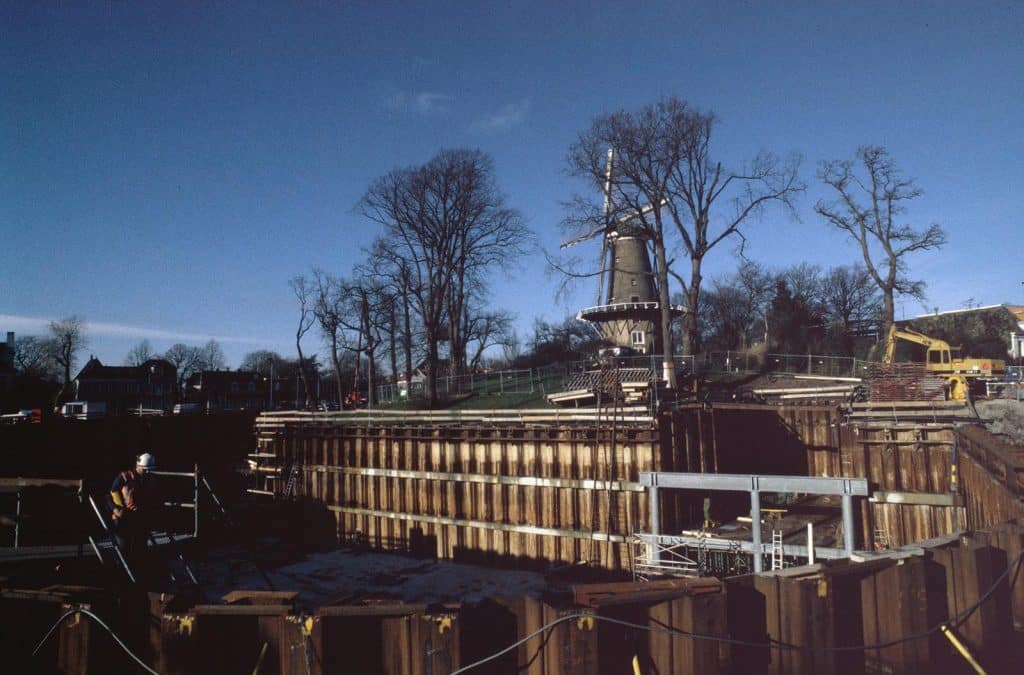 Bouw parkeergarage onder singelgracht met op de achtergrond de Molen van Piet. Foto J Elsinga 2000.
