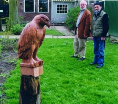 De originele vogel staat in Museum in ’t Houten Huis. De huidige is gemaakt door Rijper kunstenaar Lenze Elzinga.