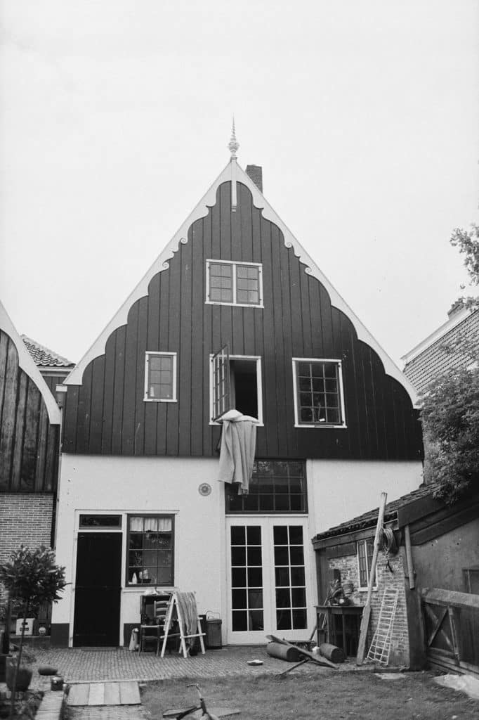 De achterkant van Rechtestraat De Arend 78 begin jaren 1970 gerestaureerd. Met geschulpte windveren en een kurketrekkermakelaar met dubbele spoed.