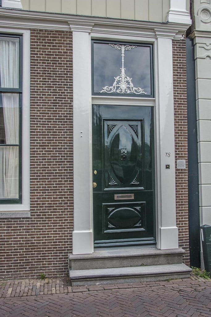 De deur van De Arend is extra opvallend doordat de deur is omlijst met pilasters. Pilasters zijn een soort halve pilaren die vooral te decoratie zijn.