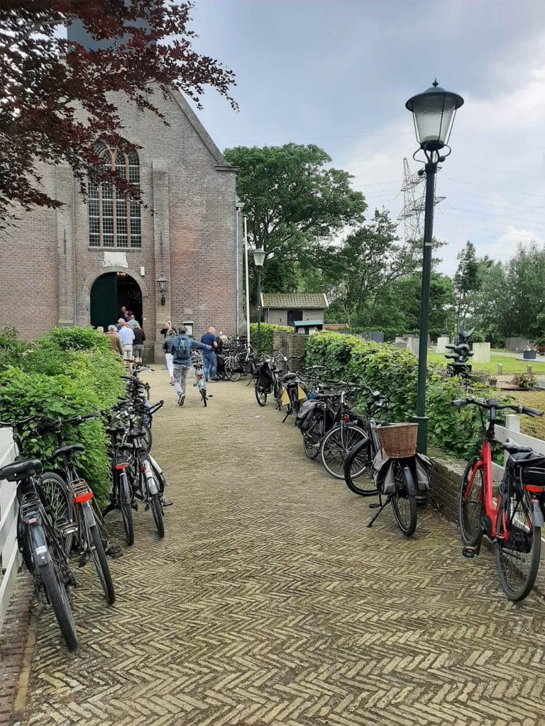Fietsen bij de Dorpskerk.