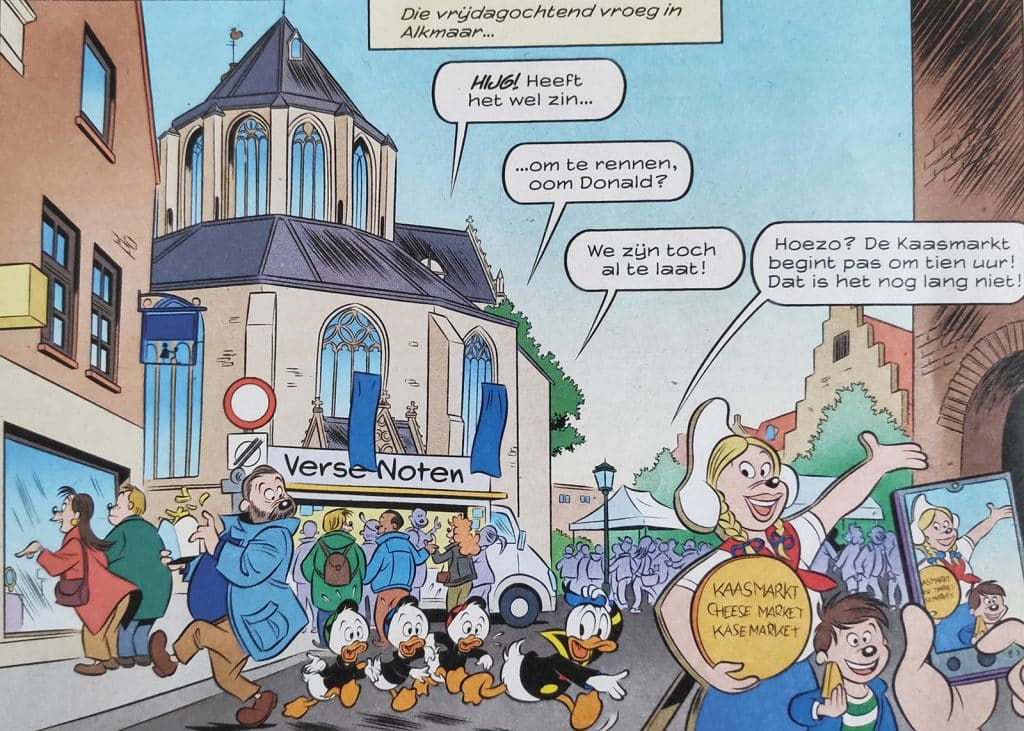 In nummer 17 van 2025 speelde Alkmaar een hoofdrol in het bekende weekblad Donald Duck. Hier rent Donald door de Langestraat en zie je de Grote Sint Laurenskerk.