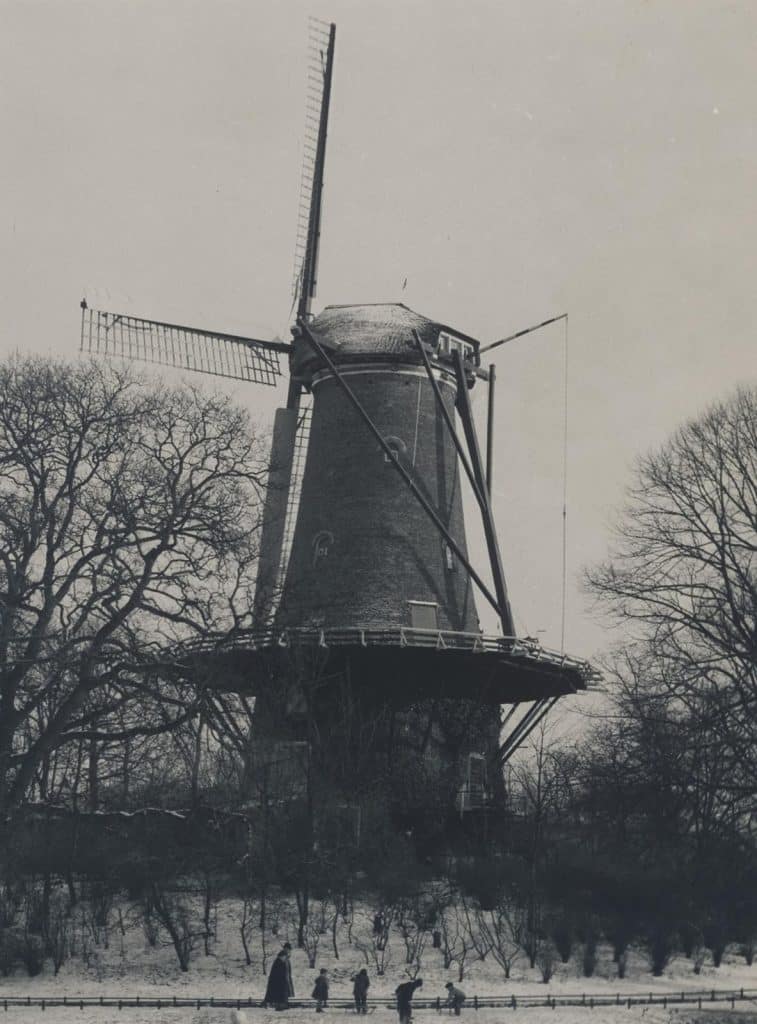 Het Kennemerbolwerk met de Molen van Piet. Circa 1956.
