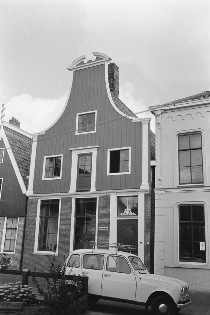 Huis met de Arend. Opvallend is dat er geen arend in het gebroken fronton van 78 staat. Op de voorgrond een Renault 4.