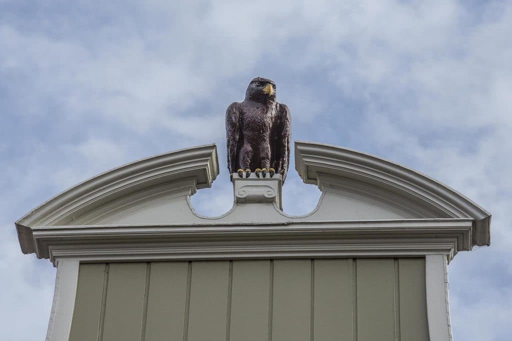 Het huis met de Arend komt aan zijn naam door de makelaar op het dak. De makelaar heeft de vorm van een Canadese arend. Foto uit 2017.