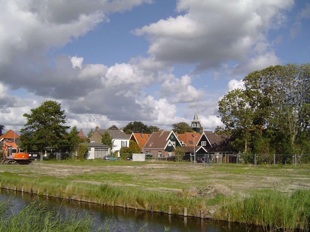 In de verte de Dorpskerk van Grootschermer. Foto G. Breedt-Piersma.