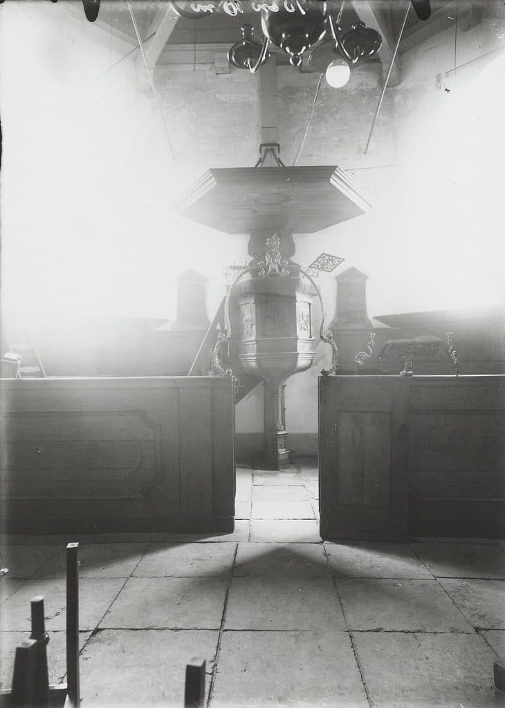 Interieur met kansel van de Dorpskerk Grootschermer. Circa 1929.