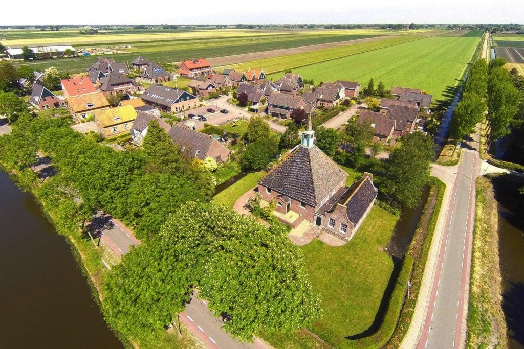 Luchtfoto van het Zwarte Kerkje. In de 17e eeuw werd de Schermeer drooggelegd. Er gingen mensen op het nieuwe land wonen en er ontstonden dorpen.