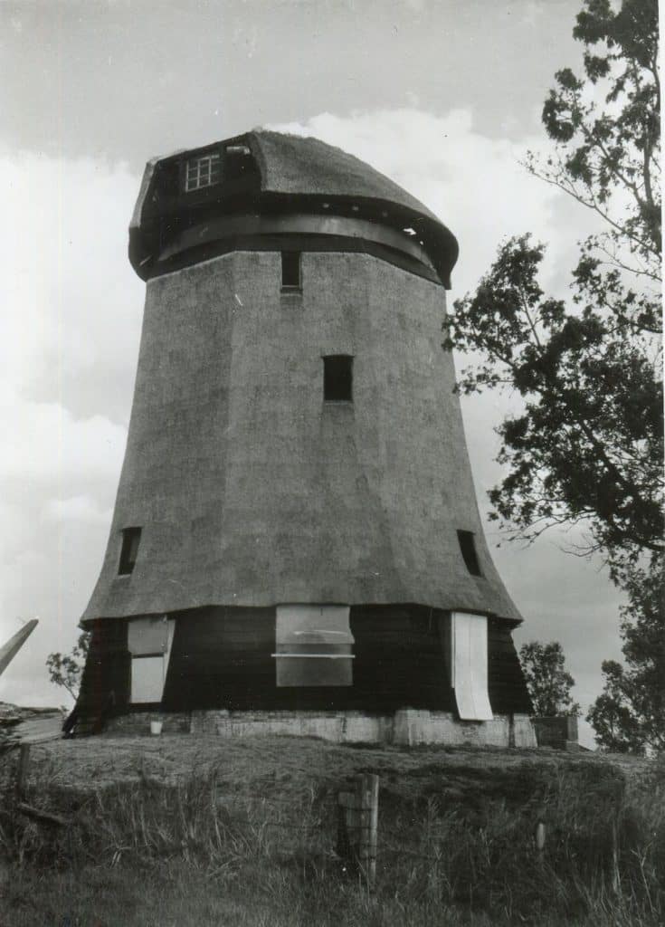 Foto uit circa 1965. Molen de Havik bij Grootschermer zonder wieken. De foto is genomen tijdens een restauratie. Foto Oudheidkundige Vereniging Schermereiland.