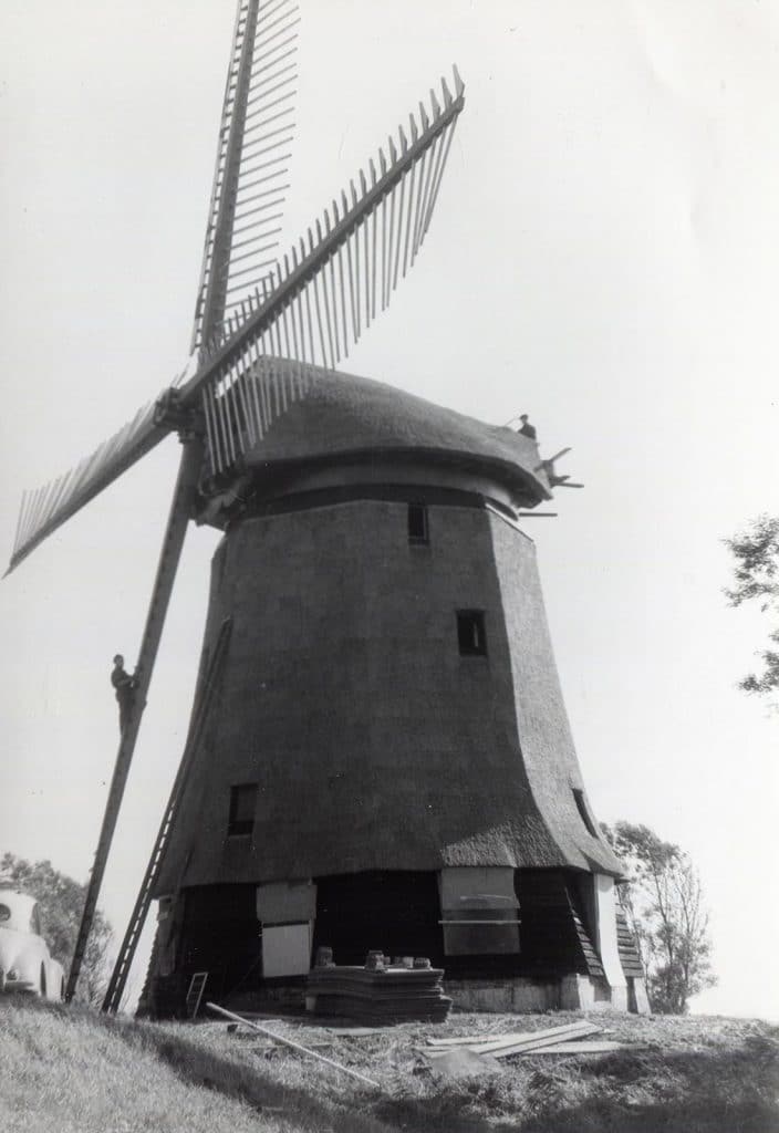 Molen de Havik bij Grootschermer, tijdens een restauratie in circa 1965. Foto Oudheidkundige Vereniging Schermereiland.