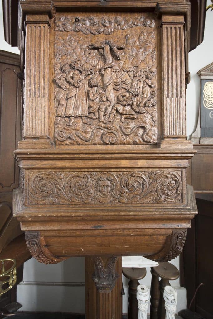 Preekstoel uit de oude Hervormde dorpskerk Grootschermer. Versierd met verhalen uit de bijbel.