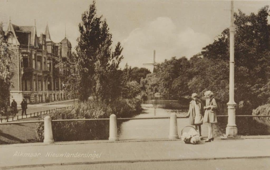 Prentbriefkaart van de Emmabrug over de Nieuwlandersingel. Op de achtergrond de Molen van Piet. Circa 1932.