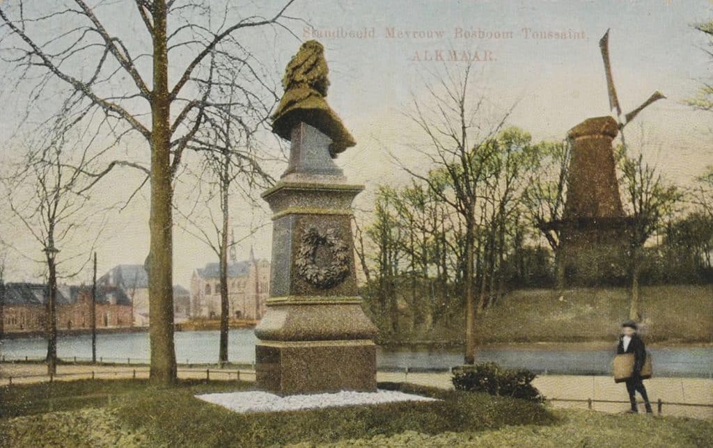 Prentbriefkaart van de Wilhelminalaan, hoek Kennemersingel. Circa 1916. Het borstbeeld van schrijfster A.L.C. Bosboom Toussaint (1812-1886) ofwel Truitje, ereburgeres van Alkmaar. Op de achtergrond de Molen van Piet.