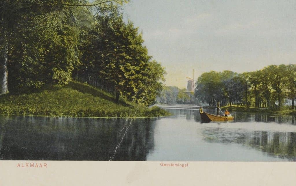 Prentbriefkaart van een boomschuit die vaart op de Geestersingel. Op de achtergrond de Molen van Piet. 1917