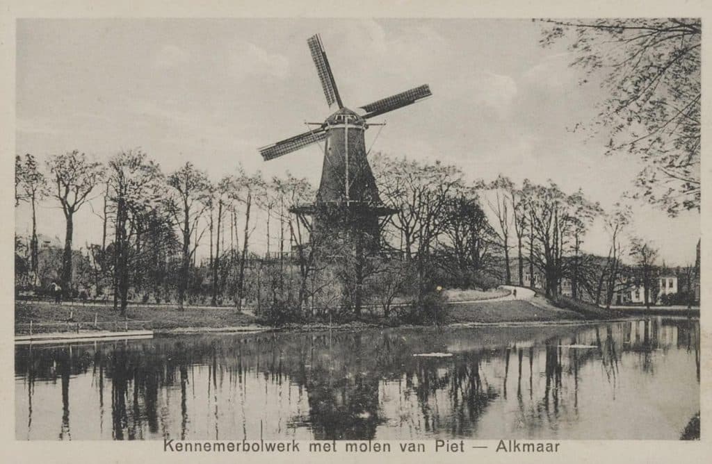 Prentbriefkaart van het bolwerk met de Molen van Piet. 1920