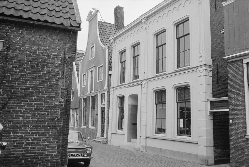 Rechtestraat 76 en 78 begin jaren 1970. Opvallend is dat er geen arend in het gebroken fronton op het dak van nummer 78 staat. Bij de zijmuur van het pand links (nummer 51) kun je goed zien hoe men met een soort getand verband de voorgevel aan de zijgevel heeft bevestigd.