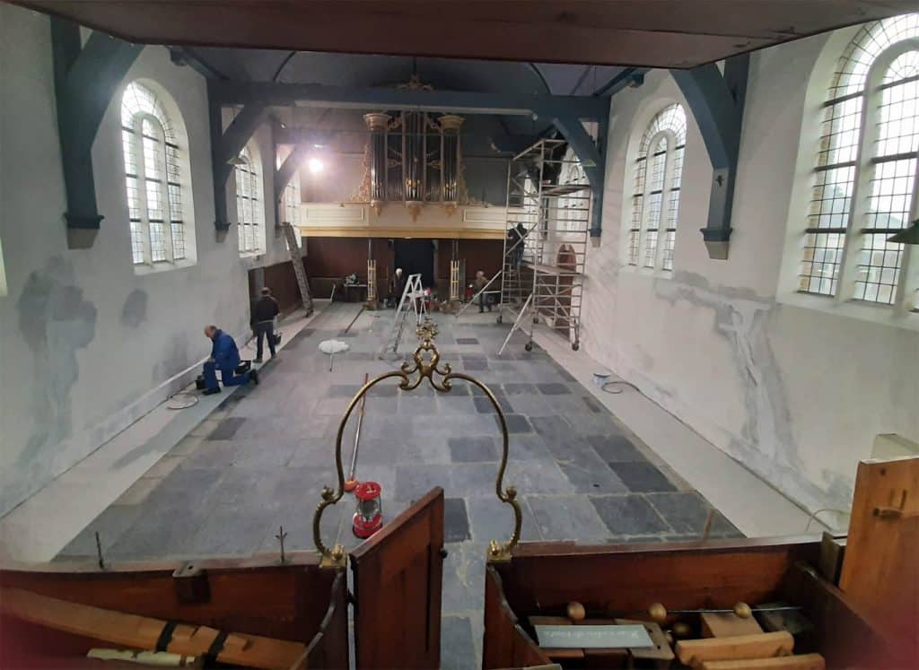 Restauratie van de vloer van de Dorpskerk Grootschermer in 2023.