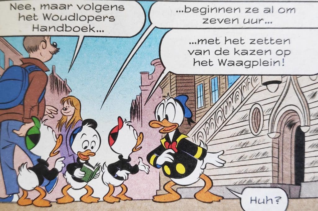 In nummer 17 van 2025 speelde Alkmaar een hoofdrol in het bekende weekblad Donald Duck. Hier staat Donald voor het Stadhuis.