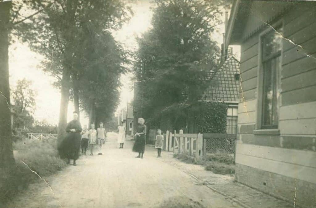 Straatbeeld rond 1900. Noordeinde Grootschermer.