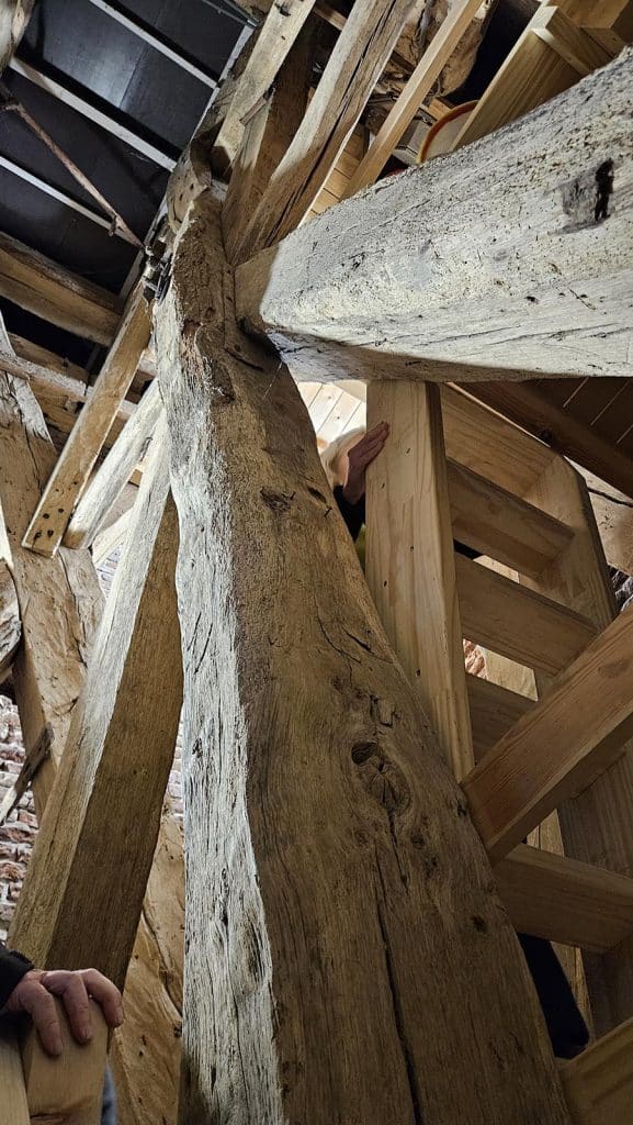Bravo voor de mannen van Kuyn trappen, voor het knappe pas- en meetwerk in de toren van de kerk.