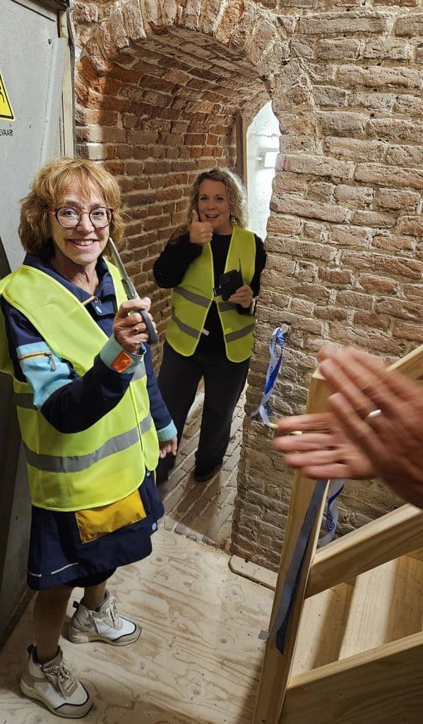 Toren Schermerhorn geopend door wethouder Anjo van de Ven. Onderaan de eerste torentrap maakte ze de weg vrij met het doorknippen van een lintje.