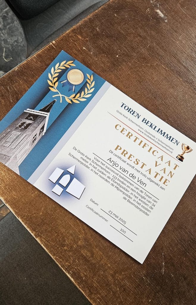 Na de beklimming krijg je een certificaat. De wethouder kreeg nr 100.