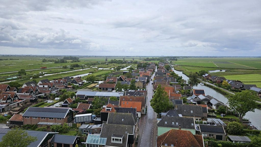 Een prachtig en ver uitzicht vanaf de toren van de Grote Kerk van Schermerhorn.